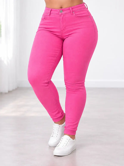 Pantalón Cashia Denim 102 fucsia, talla L, vaquero pitillo rosa intenso de tiro alto combinado con zapatillas blancas.