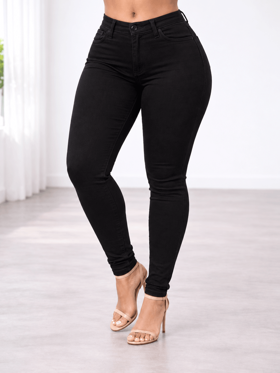 Pantalón Cashia Denim 102 negro, talla L, vaquero pitillo de tiro alto con pernera estrecha, vista en modelo.