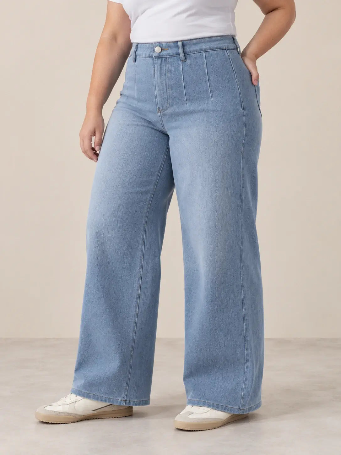 Pantalón Cashia Denim 401 denim claro, talla 2XL, medio plano inferior sobre modelo, con tiro alto y pernera ancha.