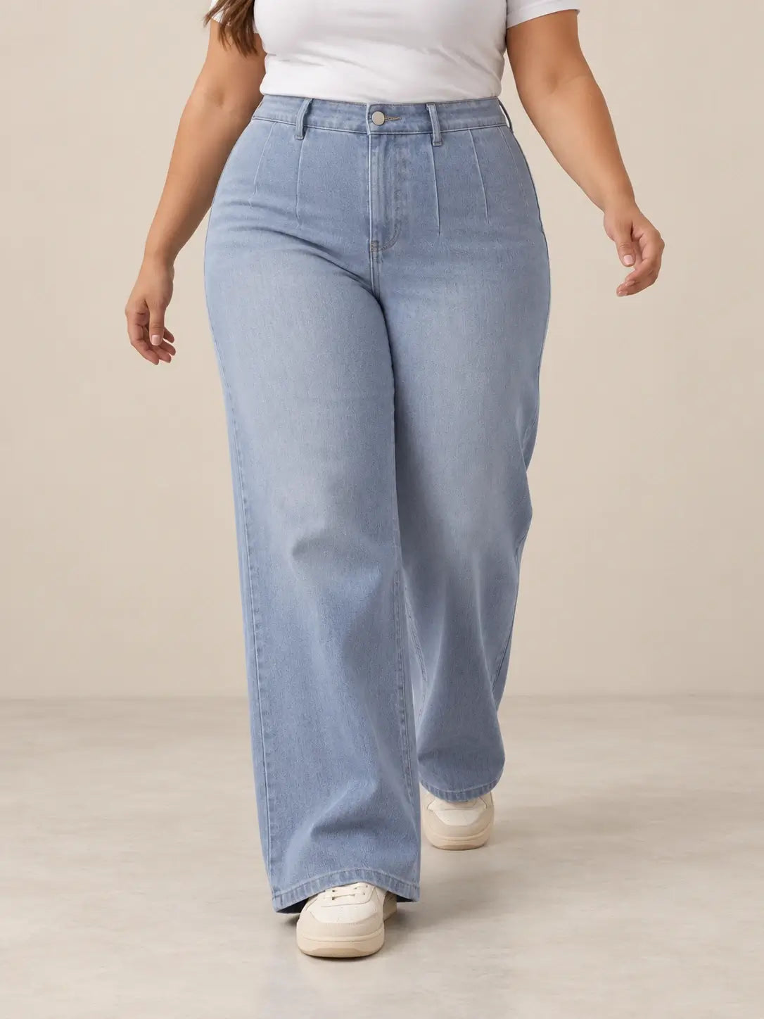 Pantalón Cashia Denim 401 denim claro, talla 3XL, medio plano inferior sobre modelo, con tiro alto y pernera ancha.