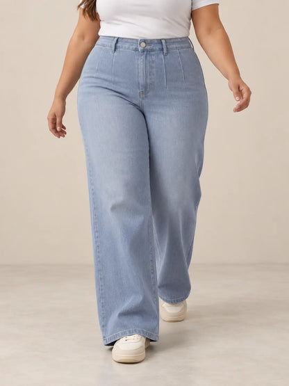 Pantalón Cashia Denim 401 denim claro, talla 3XL, medio plano inferior sobre modelo, con tiro alto y pernera ancha.