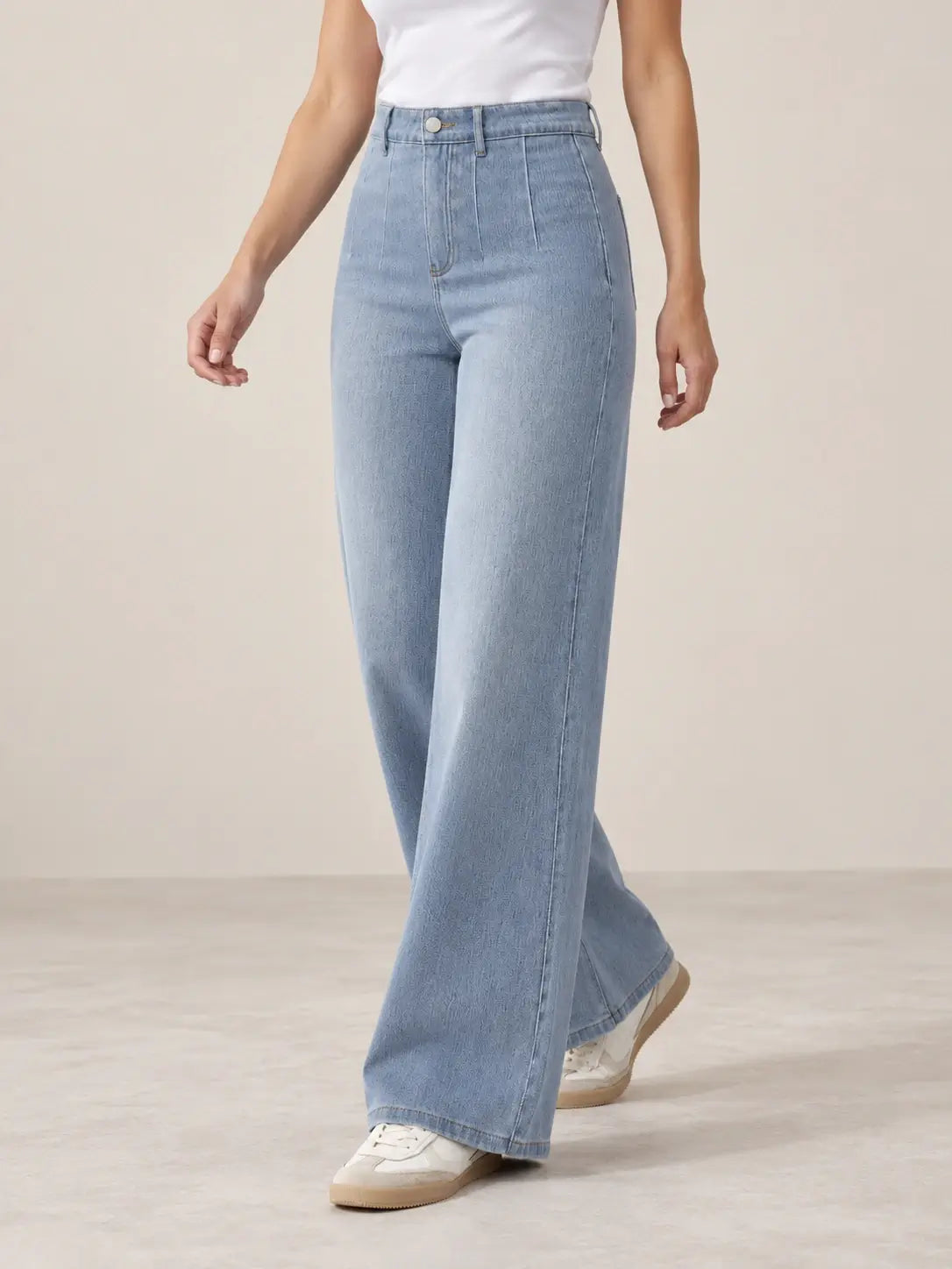 Pantalón Cashia Denim 401 denim claro, talla S, medio plano inferior sobre modelo, con tiro alto y pernera ancha.