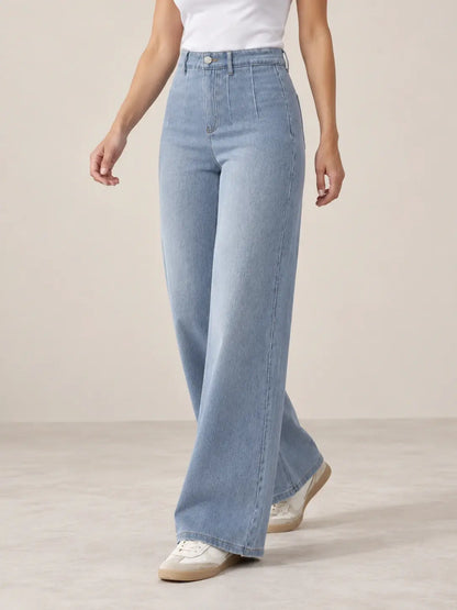 Pantalón Cashia Denim 401 denim claro, talla S, medio plano inferior sobre modelo, con tiro alto y pernera ancha.