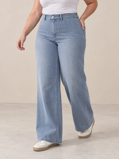 Pantalón Cashia Denim 401 denim claro, talla XL, medio plano inferior sobre modelo, con tiro alto y pernera ancha.