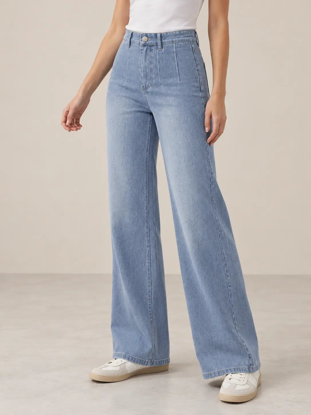 Pantalón Cashia Denim 401 denim claro, talla XS, medio plano inferior sobre modelo, con tiro alto y pernera ancha.