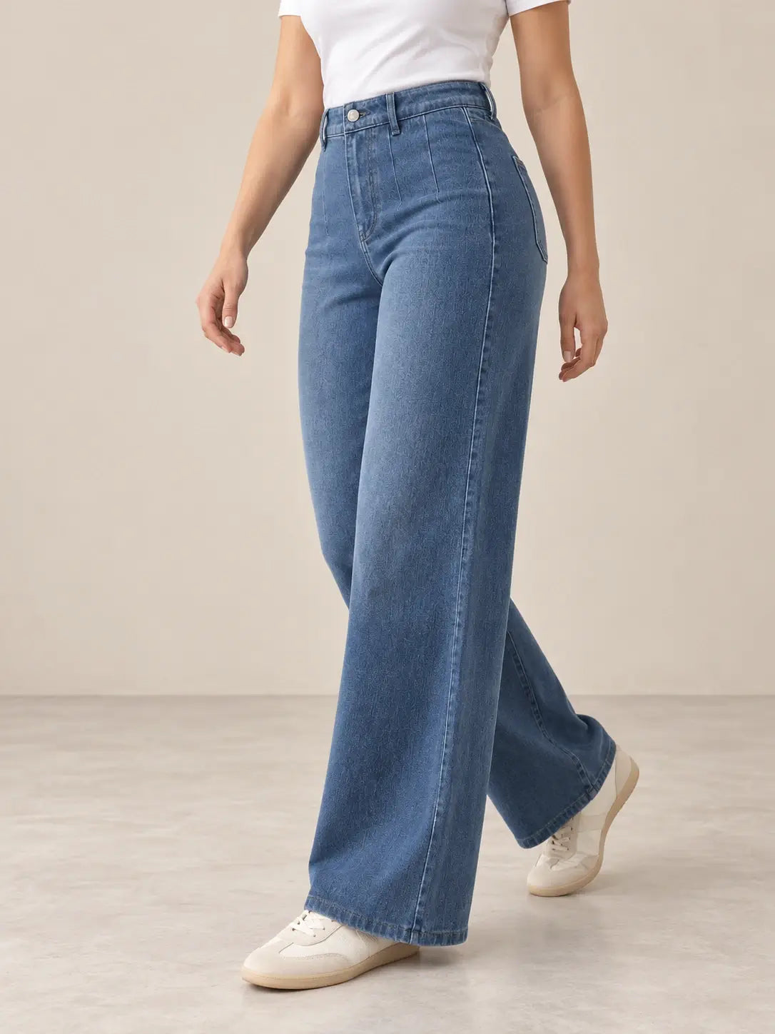 Pantalón Cashia Denim 401 denim medio, talla M, medio plano inferior sobre modelo, con tiro alto y pernera ancha.