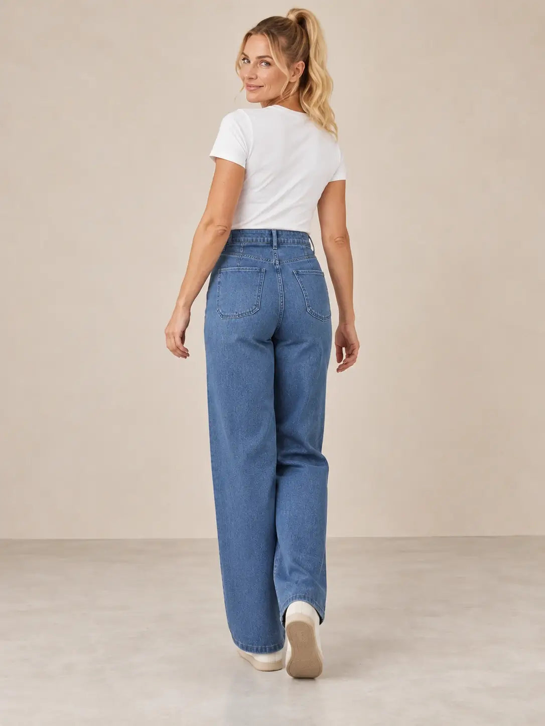 Pantalón Cashia Denim 401 azul medio, talla S, vista trasera con bolsillos de parche sobre modelo rubia.
