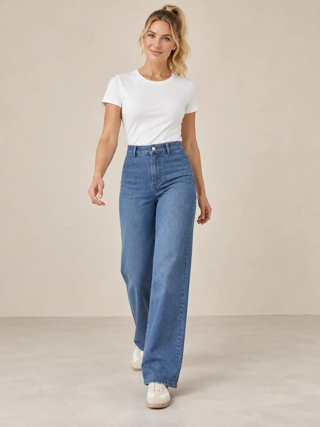 Pantalón Cashia Denim 401 azul medio, talla S, vista frontal sobre modelo rubia con coleta alta y camiseta blanca.