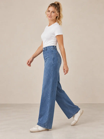 Pantalón Cashia Denim 401 azul medio, talla S, vista de perfil sobre modelo rubia caminando.