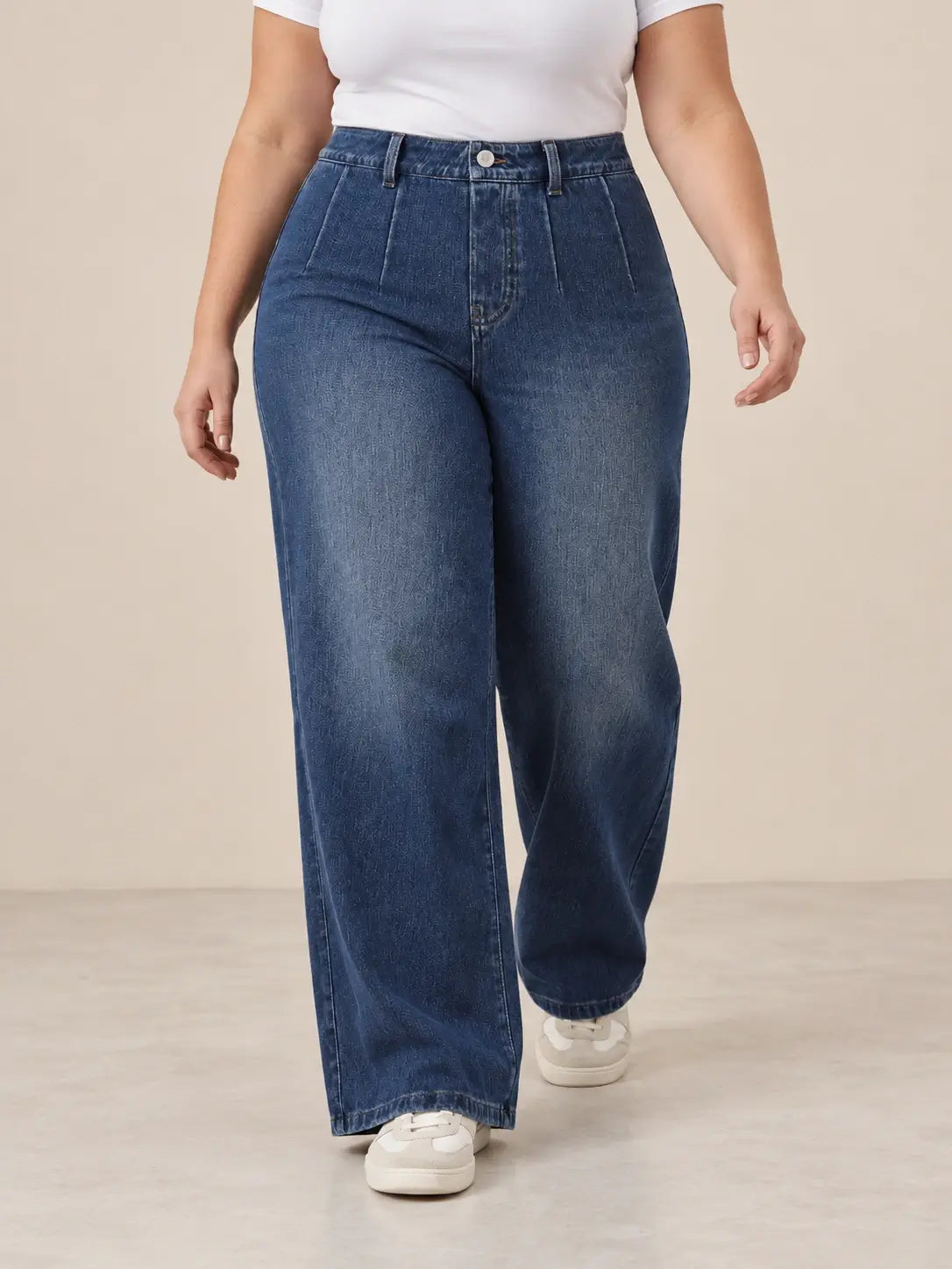 Pantalón Cashia Denim 401 denim oscuro, talla 2XL, medio plano inferior sobre modelo, con tiro alto y pernera ancha.