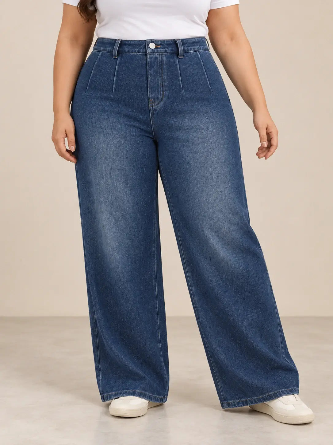 Pantalón Cashia Denim 401 denim oscuro, talla 3XL, medio plano inferior sobre modelo, con tiro alto y pernera ancha.