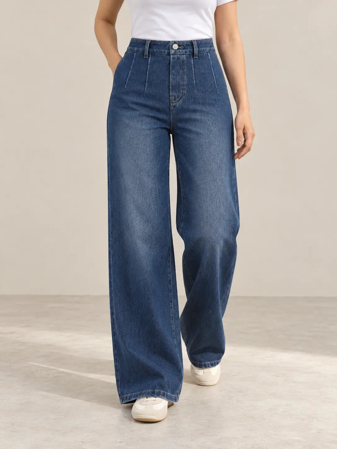 Pantalón Cashia Denim 401 denim oscuro, talla M, medio plano inferior sobre modelo, con tiro alto y pernera ancha.