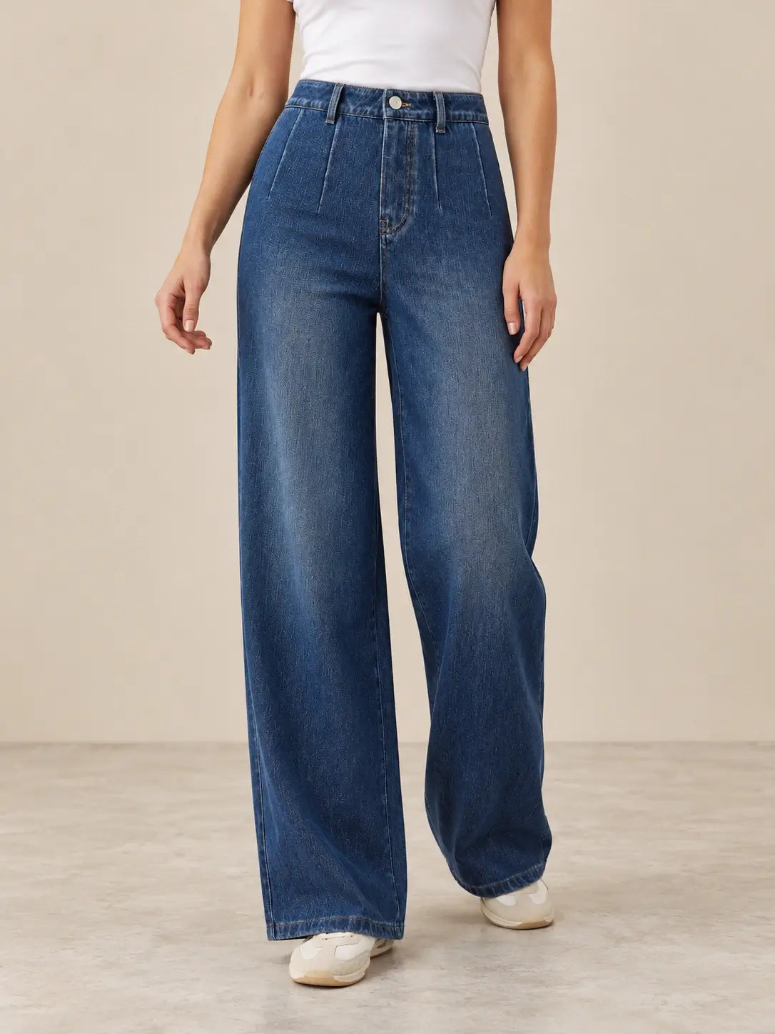 Pantalón Cashia Denim 401 denim oscuro, talla S, medio plano inferior sobre modelo, con tiro alto y pernera ancha.