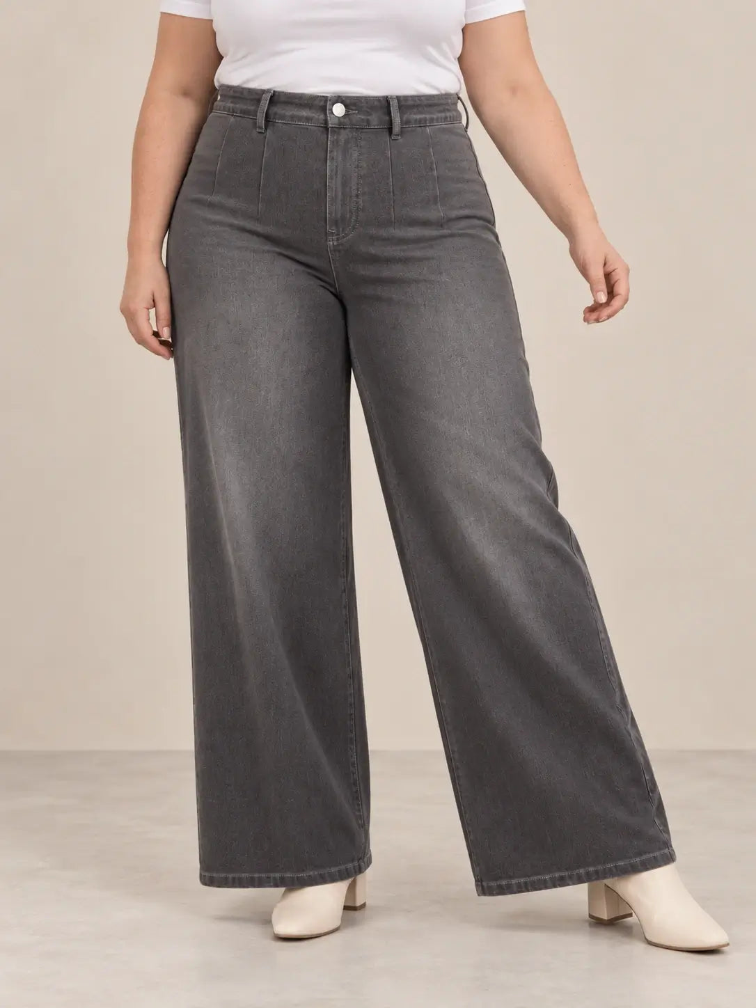 Pantalón Cashia Denim 401 gris, talla 2XL, medio plano inferior sobre modelo, con tiro alto y pernera ancha.