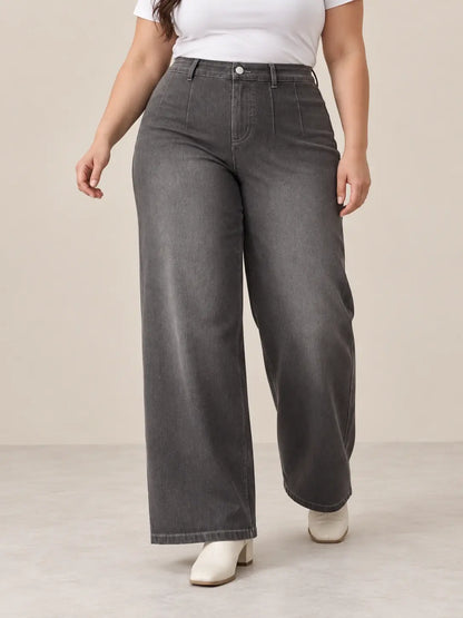 Pantalón Cashia Denim 401 gris, talla 3XL, medio plano inferior sobre modelo, con tiro alto y pernera ancha.