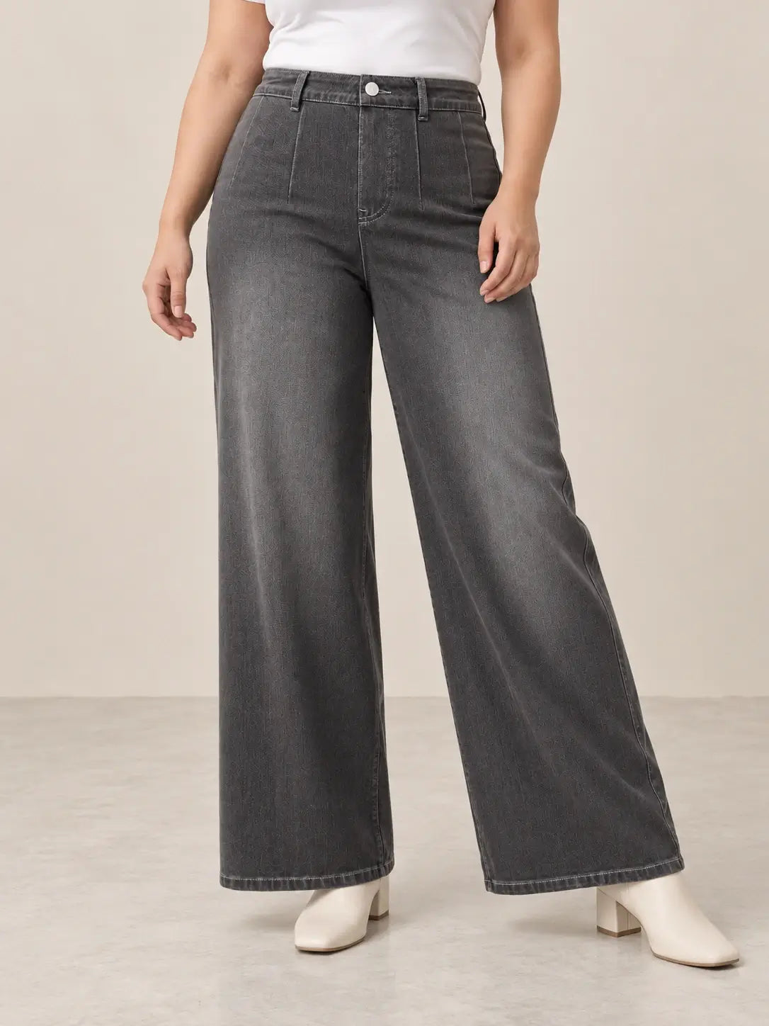 Pantalón Cashia Denim 401 gris, talla L, medio plano inferior sobre modelo, con tiro alto y pernera ancha.