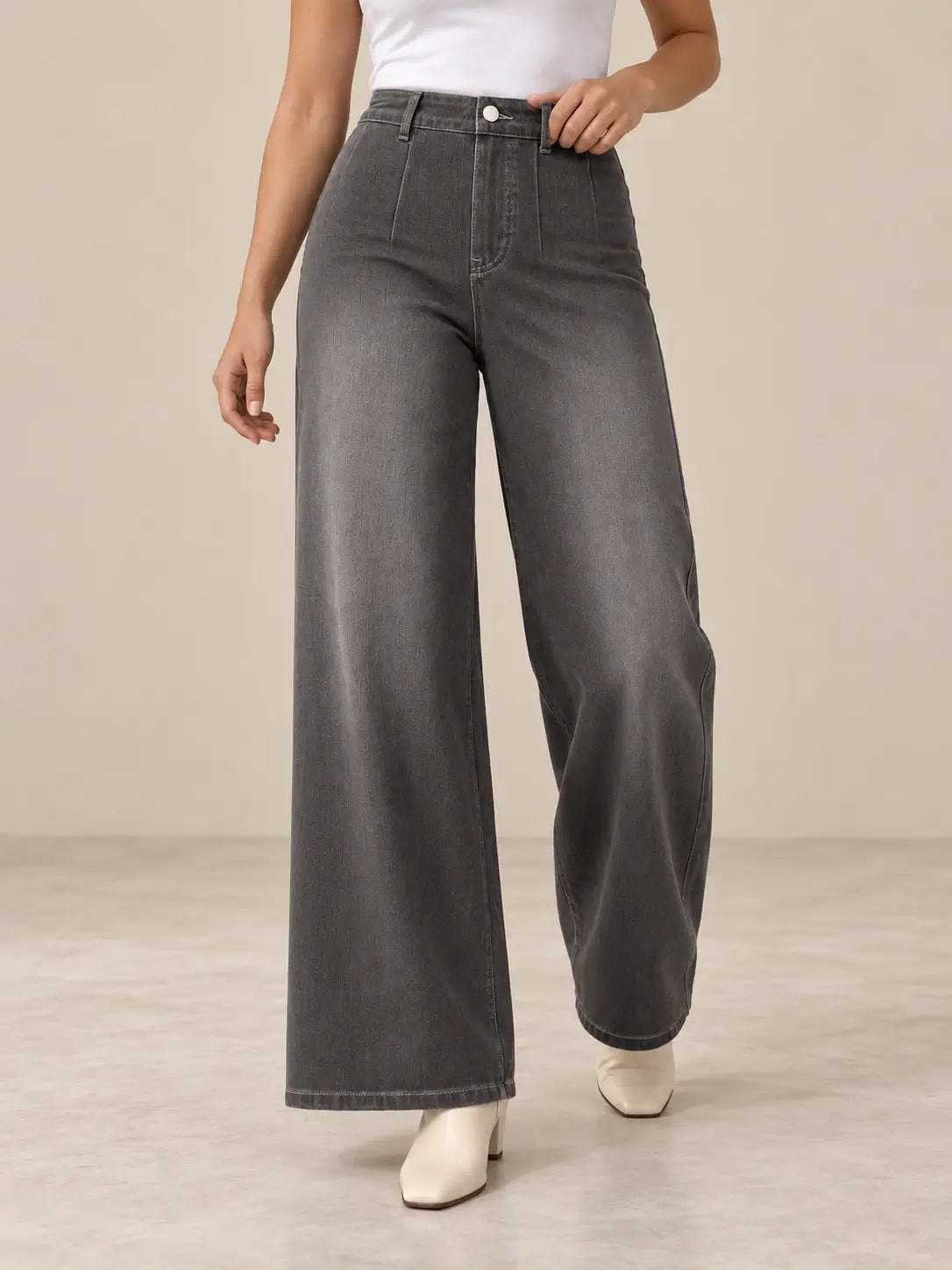 Pantalón Cashia Denim 401 gris, talla M, medio plano inferior sobre modelo, con tiro alto y pernera ancha.