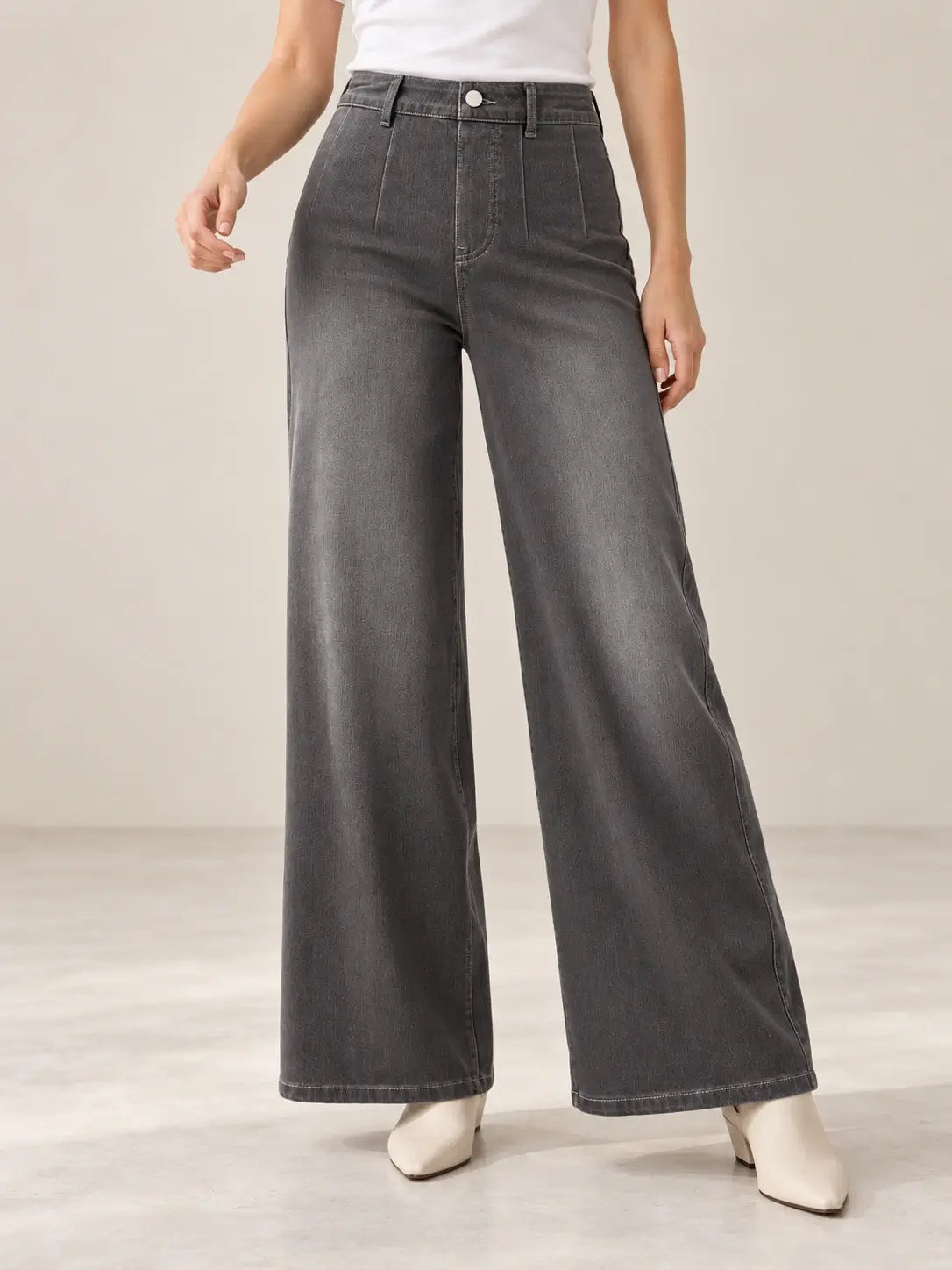 Pantalón Cashia Denim 401 gris, talla XS, medio plano inferior sobre modelo, con tiro alto y pernera ancha.
