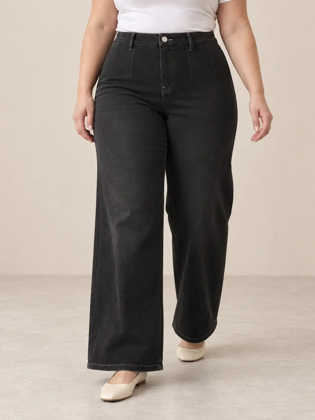 Pantalón Cashia Denim 401 negro, talla 2XL, medio plano inferior sobre modelo, con tiro alto y pernera ancha.