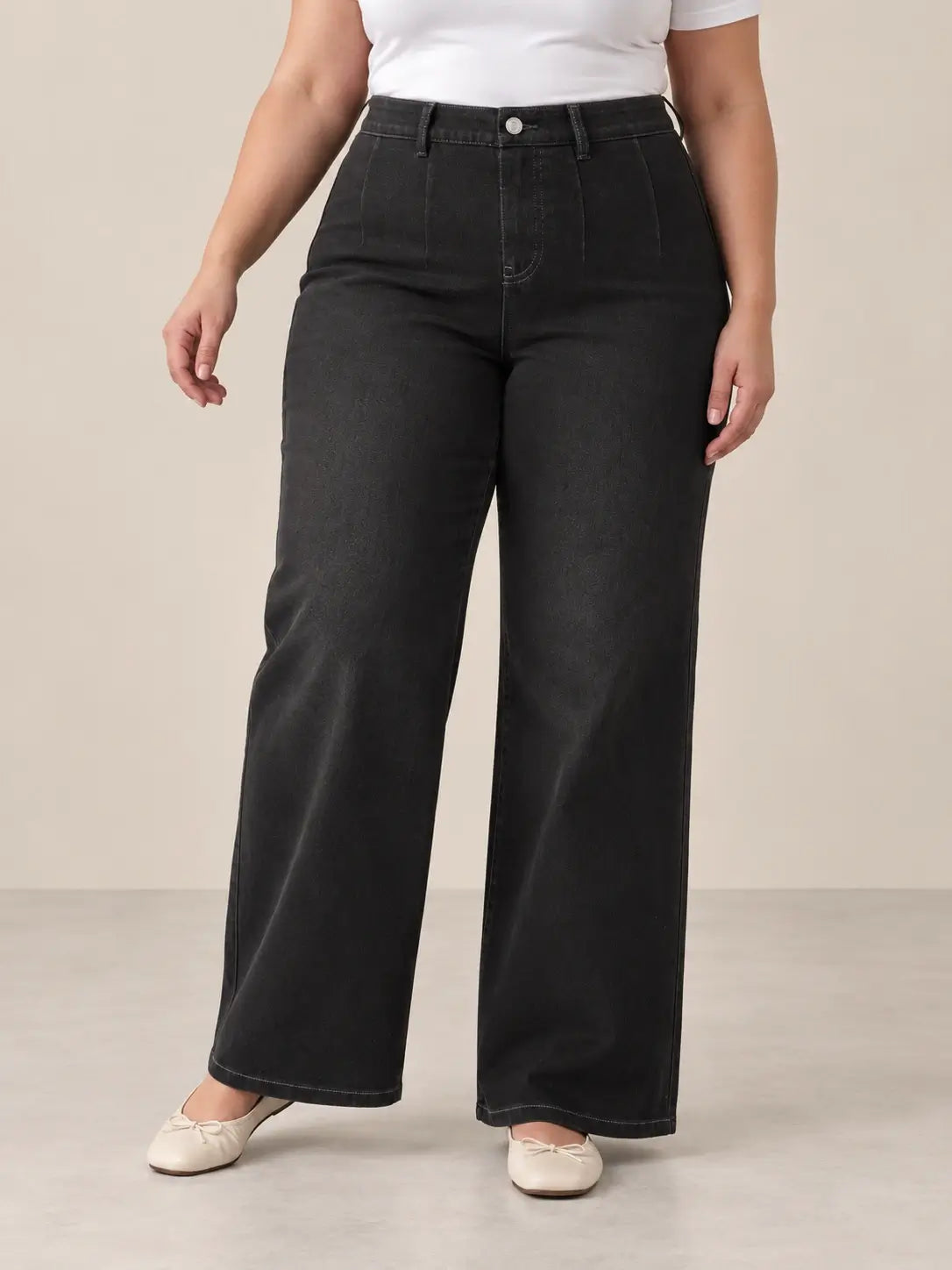Pantalón Cashia Denim 401 negro, talla 3XL, medio plano inferior sobre modelo, con tiro alto y pernera ancha.