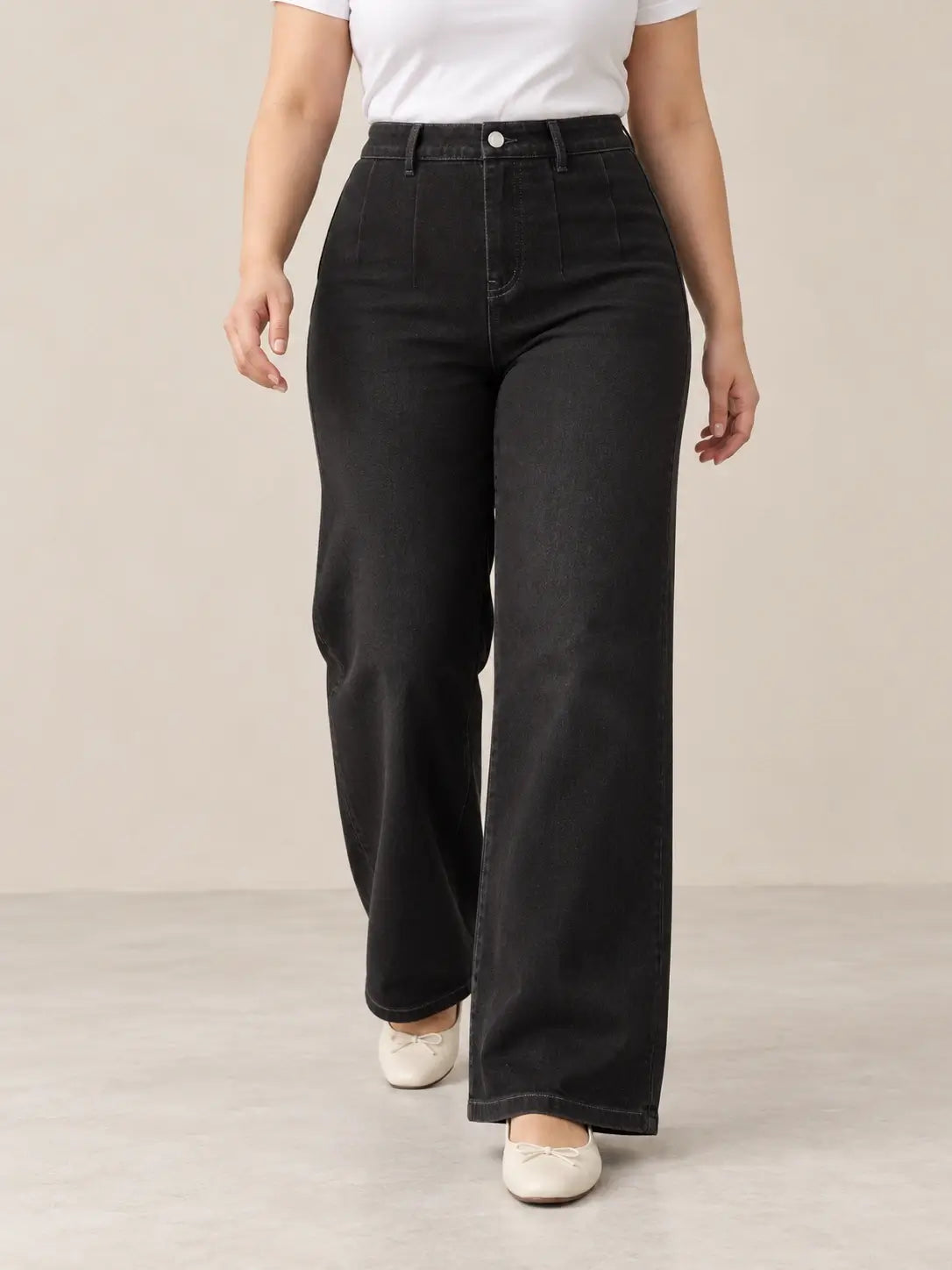 Pantalón Cashia Denim 401 negro, talla L, medio plano inferior sobre modelo, con tiro alto y pernera ancha.