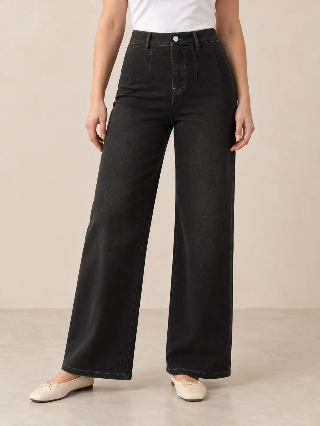 pantalon-cashia-denim-401-negro-m-medio-plano-inferior.webp	Pantalón Cashia Denim 401 negro, talla M, medio plano inferior sobre modelo, con tiro alto y pernera ancha.