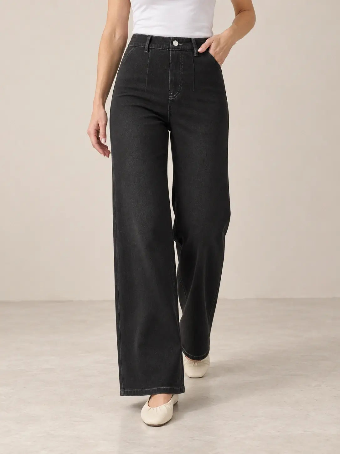 pantalon-cashia-denim-401-negro-s-medio-plano-inferior.webp	Pantalón Cashia Denim 401 negro, talla S, medio plano inferior sobre modelo, con tiro alto y pernera ancha.