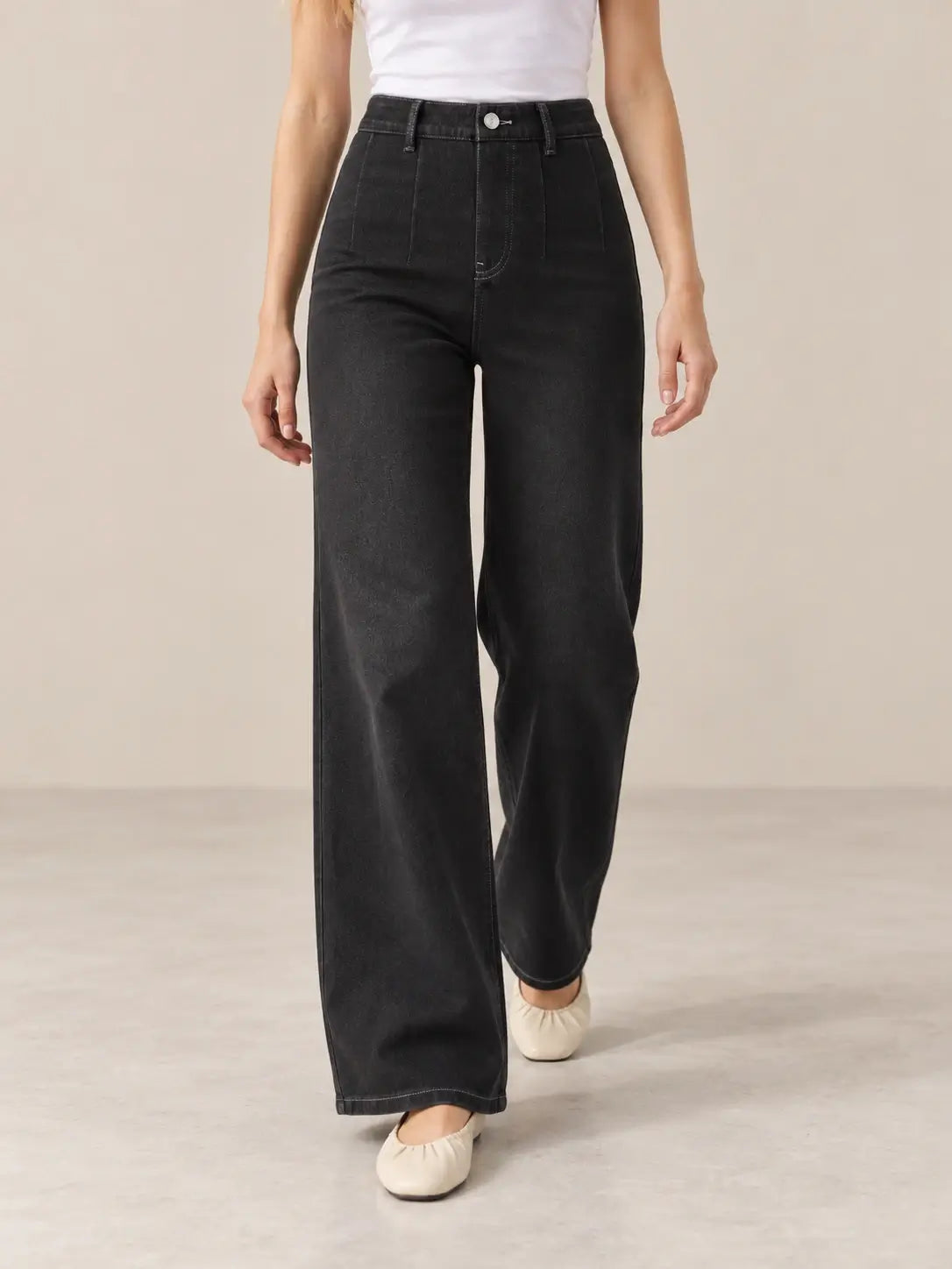 Pantalón Cashia Denim 401 negro, talla XS, medio plano inferior sobre modelo, con tiro alto y pernera ancha.