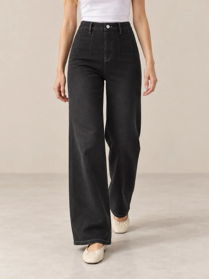Pantalón Cashia Denim 401 negro, talla XS, medio plano inferior sobre modelo, con tiro alto y pernera ancha.
