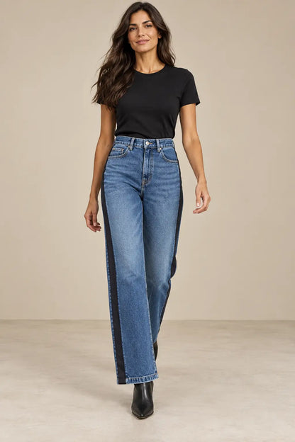 Pantalón Cashia Denim 403 azul con franjas negras, talla S, vista frontal con modelo morena y camiseta negra.
