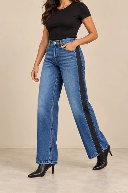Medio plano inferior del pantalón Cashia Denim 403 azul, talla L, en movimiento con franja negra lateral visible.