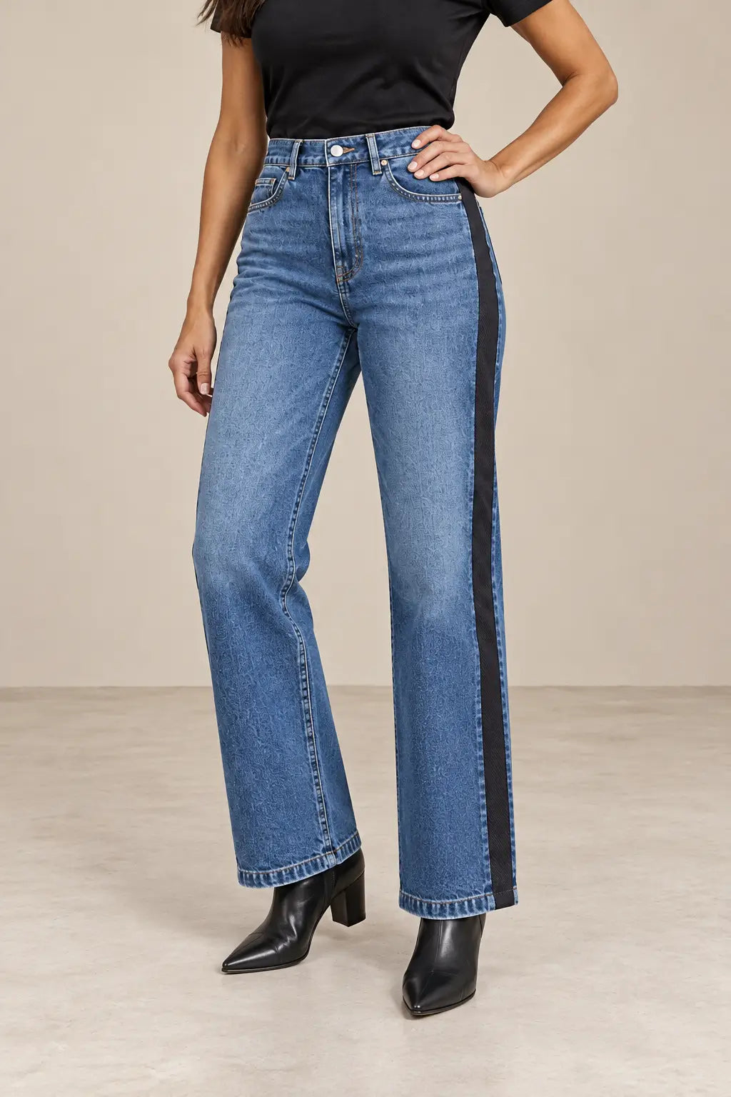 Pantalón Cashia Denim 403 azul, talla M, en medio plano inferior con una mano en la cadera.