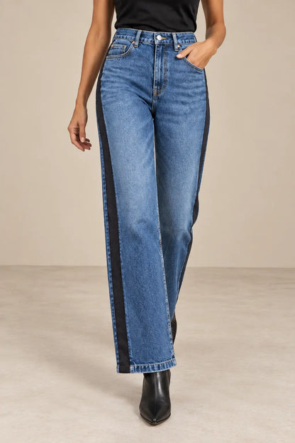 Medio plano inferior del pantalón Cashia Denim 403 azul, talla S, con una pierna adelantada.