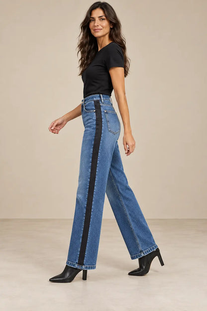 Vista de perfil del pantalón Cashia Denim 403 azul, talla S, con detalle de la franja lateral negra.