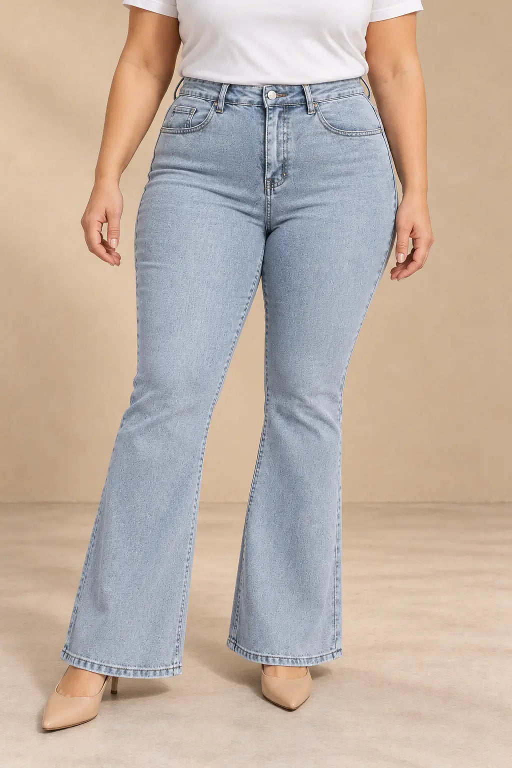 Pantalón Cashia Denim 500 azul claro, talla 2XL, medio plano inferior con camiseta blanca.