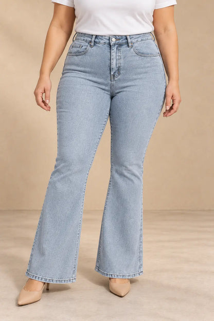 Pantalón Cashia Denim 500 azul claro, talla 2XL, medio plano inferior con camiseta blanca.