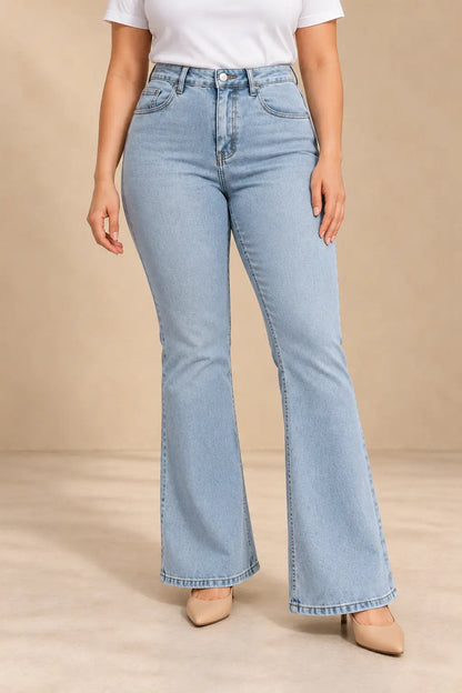 Pantalón Cashia Denim 500 azul claro, talla L, medio plano inferior con camiseta blanca.