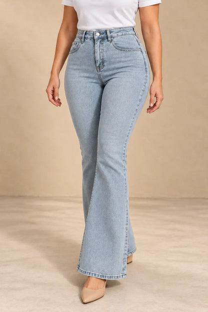Pantalón Cashia Denim 500 azul claro, talla M, medio plano inferior con camiseta blanca
