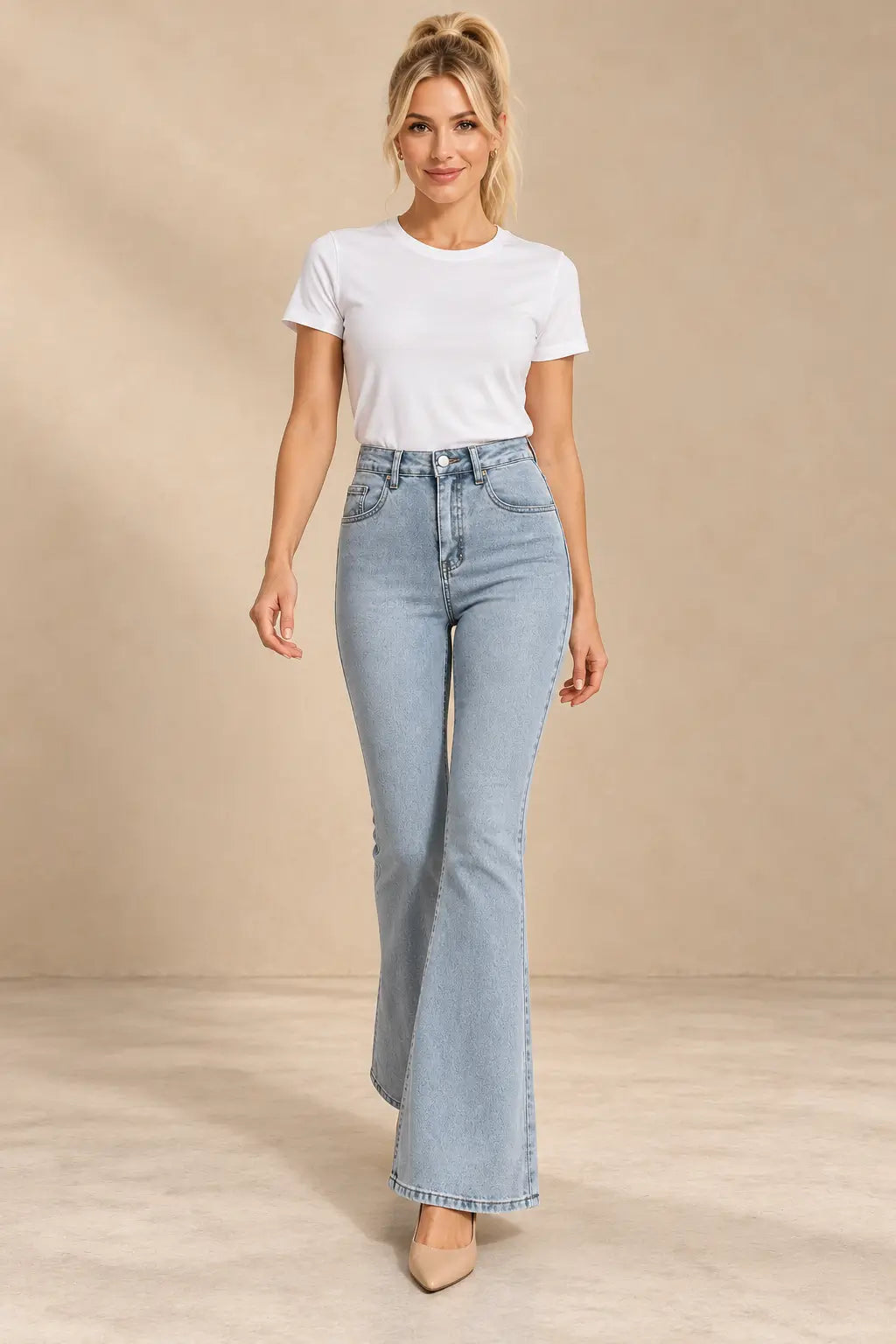 Pantalón Cashia Denim 500 azul claro, talla S, vista frontal con modelo rubia y camiseta blanca.