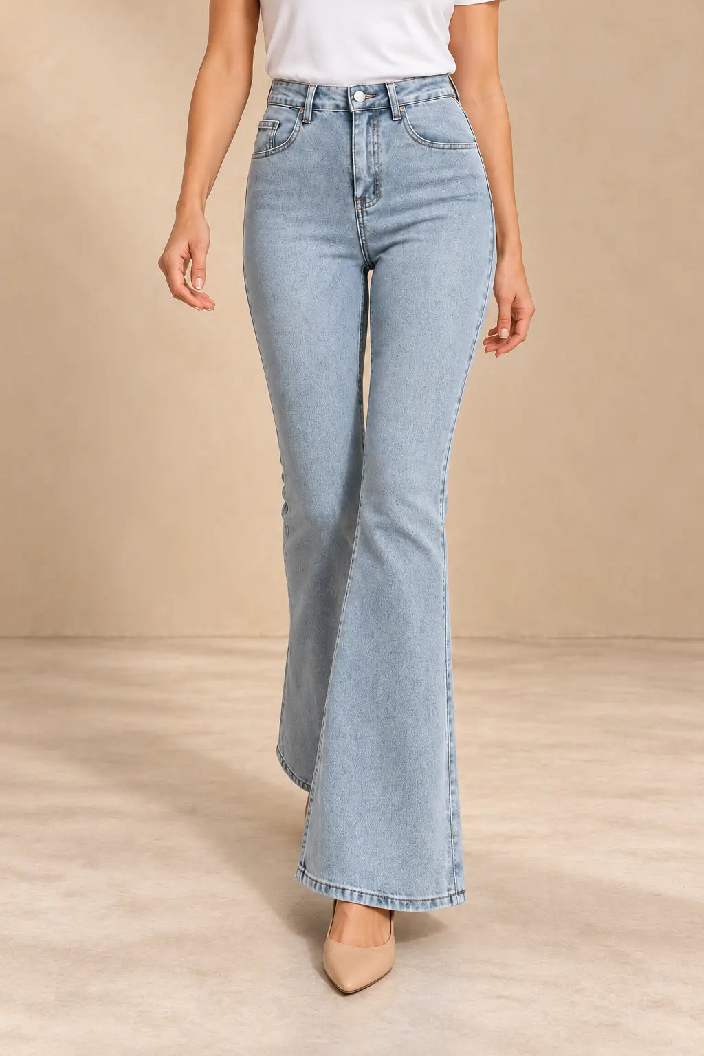 pantalon-cashia-denim-500-denim-claro-s-medio-plano-inferior.png	Pantalón Cashia Denim 500 azul claro, talla S, medio plano inferior con camiseta blanca.