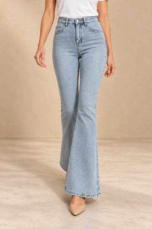 pantalon-cashia-denim-500-denim-claro-s-medio-plano-inferior.png	Pantalón Cashia Denim 500 azul claro, talla S, medio plano inferior con camiseta blanca.