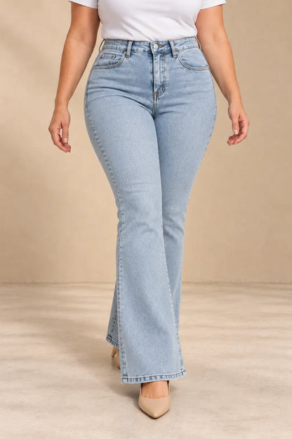 Pantalón Cashia Denim 500 azul claro, talla XL, medio plano inferior con camiseta blanca.