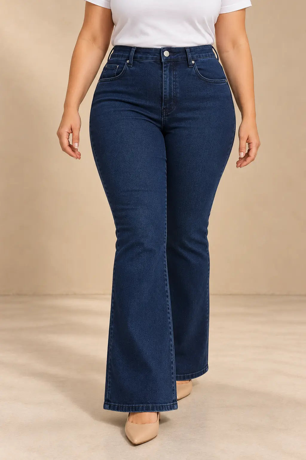 Pantalón Cashia Denim 500 azul oscuro, talla 2XL, medio plano inferior con camiseta blanca.
