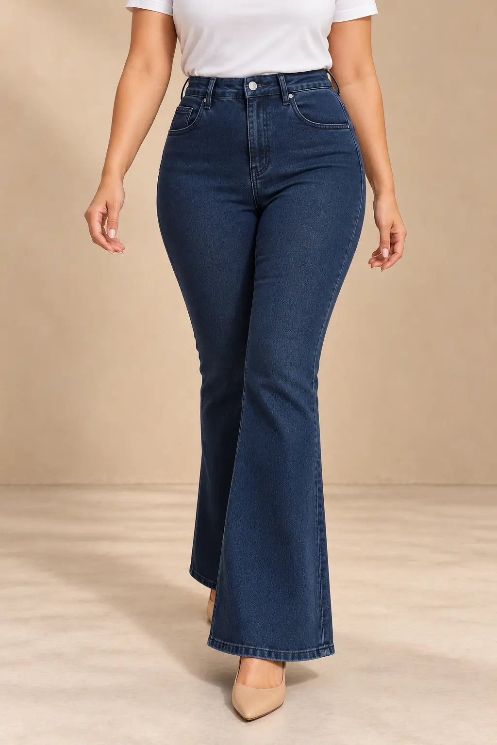 Pantalón Cashia Denim 500 azul oscuro, talla L, medio plano inferior con camiseta blanca.