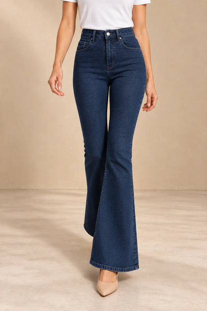 Pantalón Cashia Denim 500 azul oscuro, talla S, medio plano inferior con camiseta blanca.