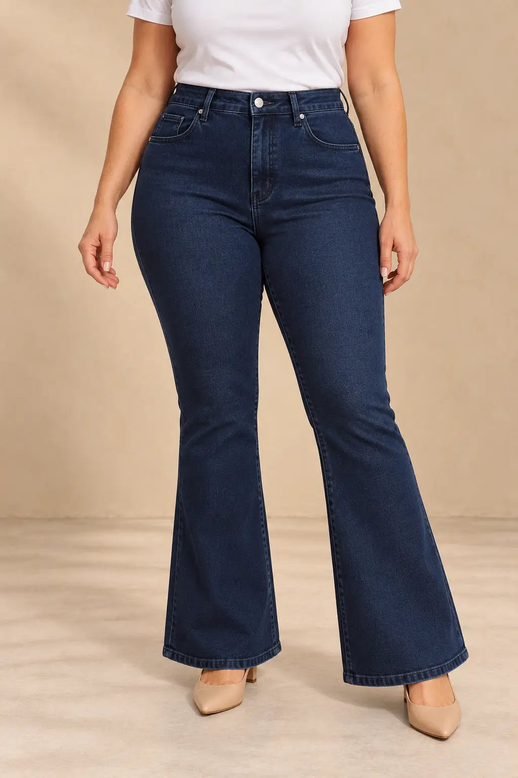 Pantalón Cashia Denim 500 azul oscuro, talla XL, medio plano inferior con camiseta blanca.