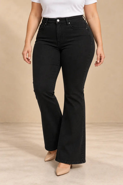 Pantalón Cashia Denim 500 negro, talla 2XL, medio plano inferior con camiseta blanca.