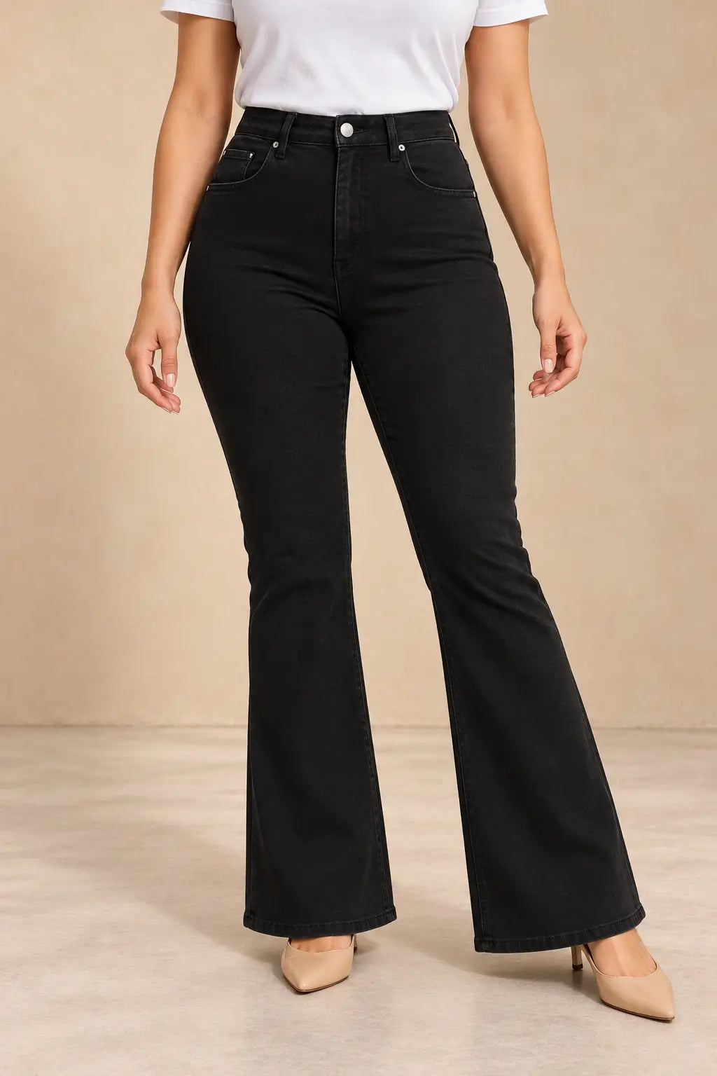 Pantalón Cashia Denim 500 negro, talla L, medio plano inferior con camiseta blanca.
