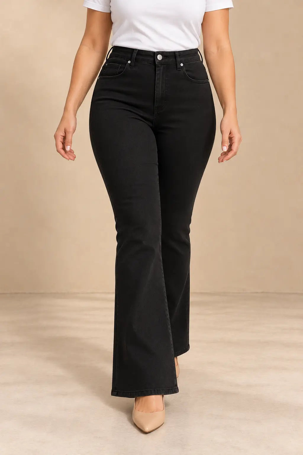 Pantalón Cashia Denim 500 negro, talla M, medio plano inferior con camiseta blanca.