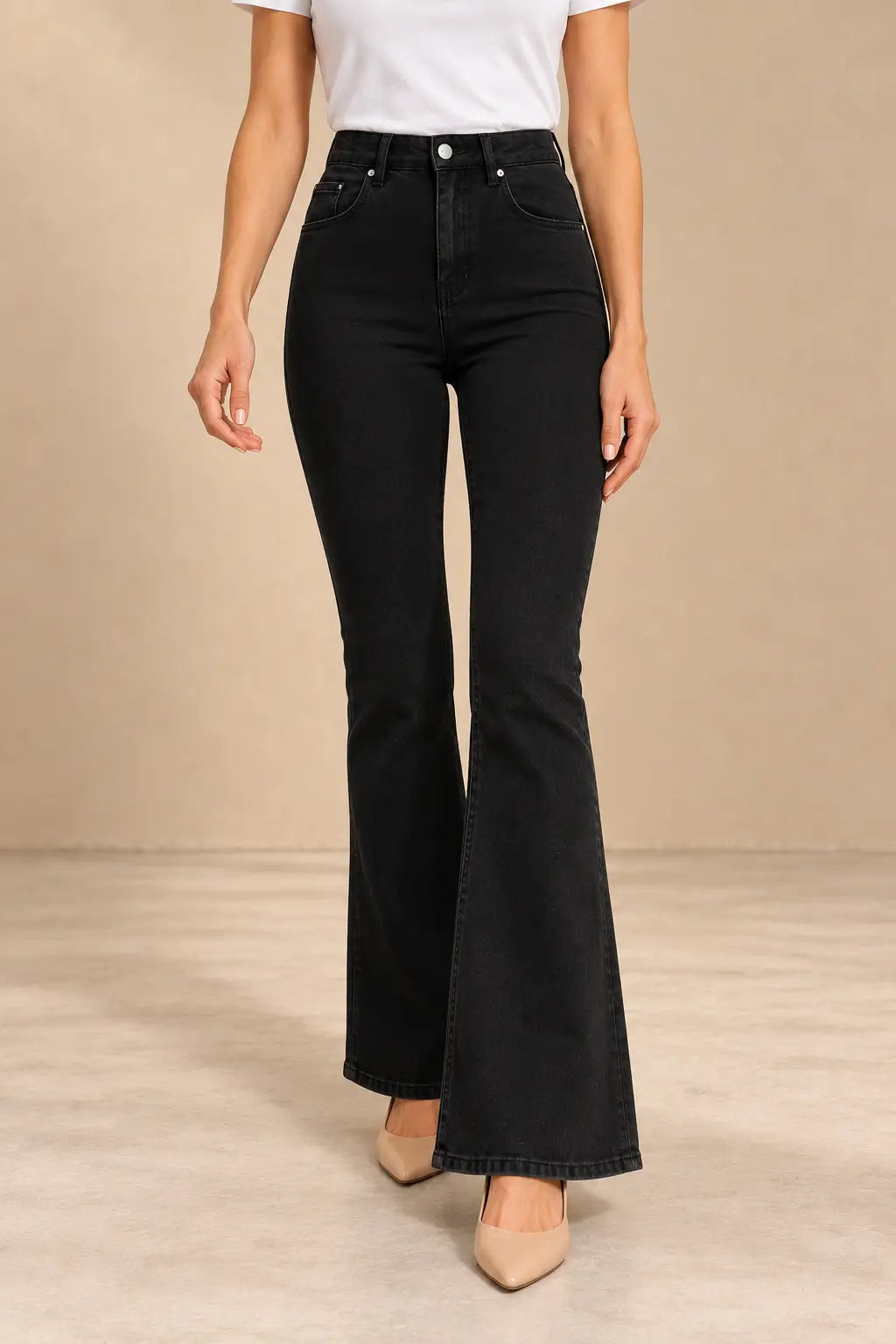 Pantalón Cashia Denim 500 negro, talla S, medio plano inferior con camiseta blanca.